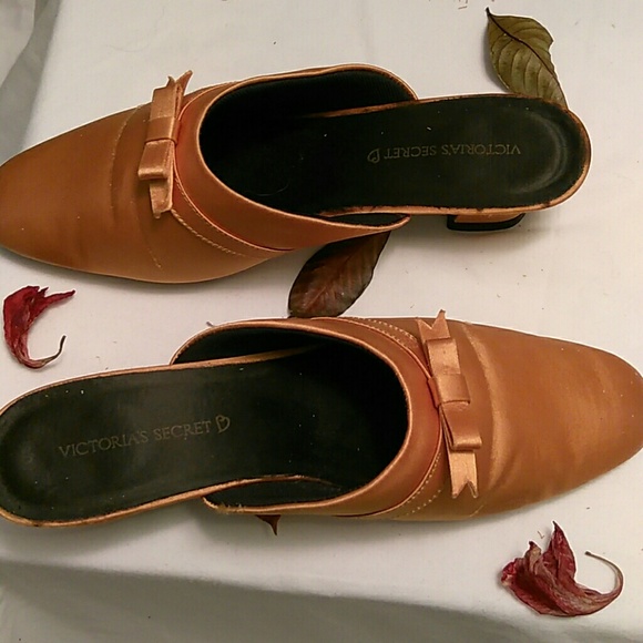 Victoria's Secrets ladies slip on satin finish sho - Picture 1 of 7